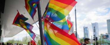 Concorso pubblico in Toscana, una parte dei posti è riservata ai trans. FdI: così discriminano gli etero