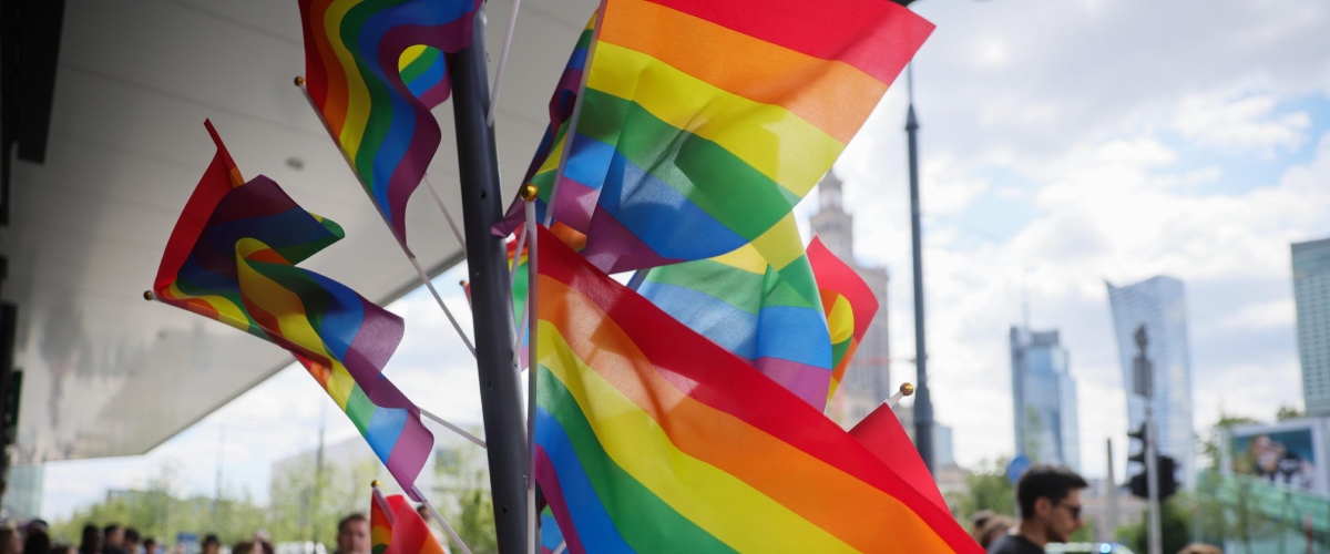 Concorso pubblico in Toscana, una parte dei posti è riservata ai trans. FdI: così discriminano gli etero