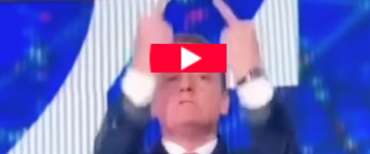 Il dito medio in diretta costa caro a Baracchini: Rainews24 lo ha sospeso dalla conduzione (video)