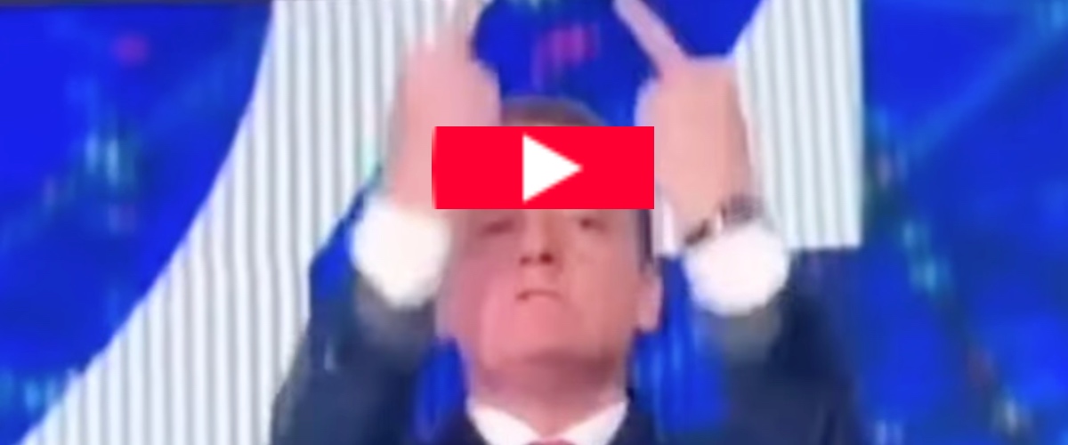 Il dito medio in diretta costa caro a Baracchini: Rainews24 lo ha sospeso dalla conduzione (video)