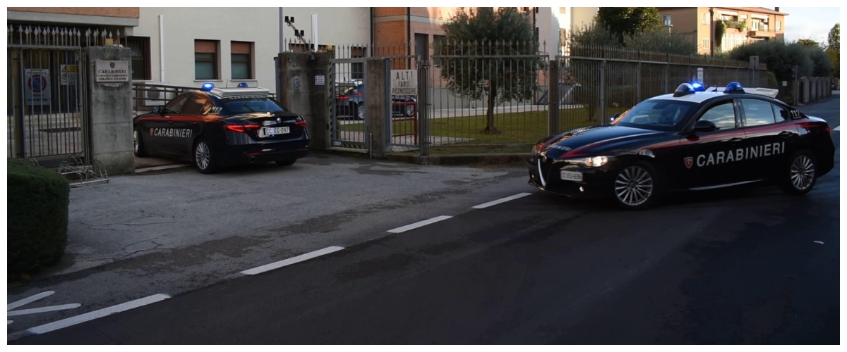 Tragedia familiare in Versilia: un uomo uccide a colpi di fucile la moglie e il giovane figlio di 24 anni