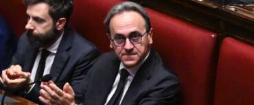 Bonelli rottama il nome “Campo largo” per escludere Renzi: “Meglio chiamarci Alleanza per la pace…”