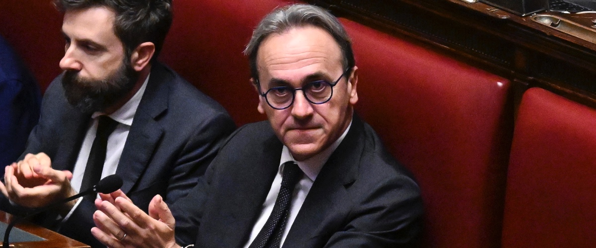 Bonelli rottama il nome “Campo largo” per escludere Renzi: “Meglio chiamarci Alleanza per la pace…”