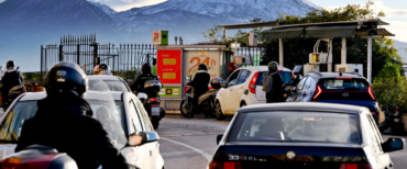 Automobili e scooter in fila ai distributori di benzina a Napoli dove, come nel resto d’ Italia, dalle 19 di oggi scattera’ lo sciopero di due giorni. 24 gennaio 2023 ANSA / CRO FUSCO