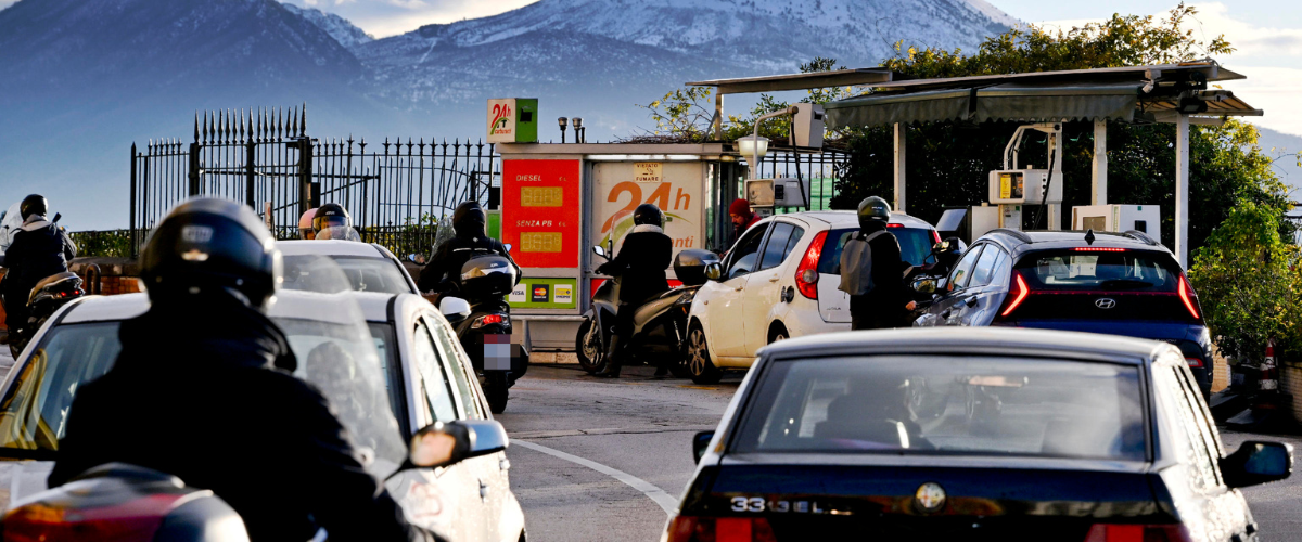 Carburanti, Urso porta i petrolieri al tavolo del Mimit: il governo chiede ribassi rapidi per famiglie e imprese