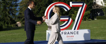 Ecco perché Macron ha scelto “Felicità” per accogliere la Meloni. Lo show di Giorgia nel 2015 (video)