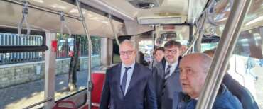 Gualtieri, il flop grottesco dei nuovi bus elettrici pagati 250 milioni: le batterie durano meno di un turno e tornano al deposito