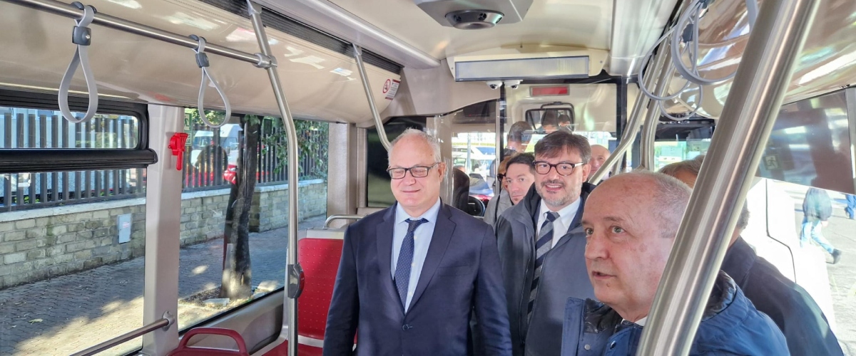 Gualtieri, il flop grottesco dei nuovi bus elettrici pagati 250 milioni: le batterie durano meno di un turno e tornano al deposito