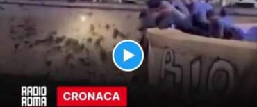 Il video del salvataggio dei carabinieri su Ponte Garibaldi di un giovane pronto a gettarsi nel Tevere