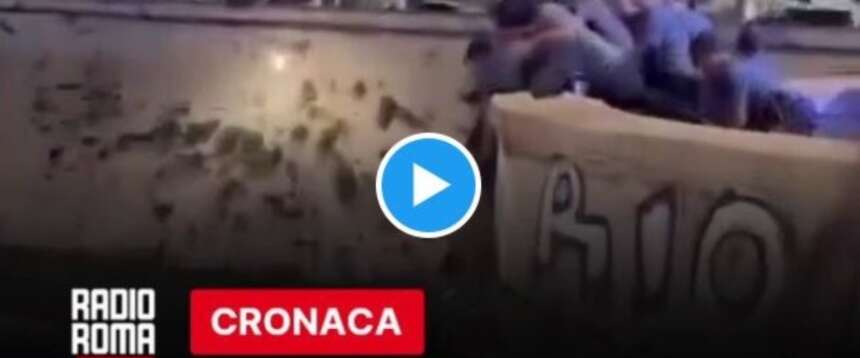 Il video del salvataggio dei carabinieri su Ponte Garibaldi di un giovane pronto a gettarsi nel Tevere
