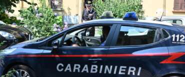 Migranti irregolari con turni di 16 ore in una fabbrica tessile a Prato: imprenditore cinese denunciato