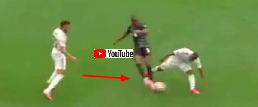 Intervento killer, gamba spaccata a Koné (video). Il calciatore del Sassuolo esce in lacrime