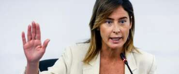 La Boschi alla Festa dell’Unità si arruffiana la platea dem e ufficializza la posizione di Iv anti-Conte: in caso di secondo turno voteremo Schlein