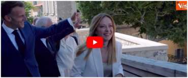 Meloni ad Antibes accolta dai sorrisi di Macron e dagli applausi dei turisti: “Giorgia, Giorgia” (video)