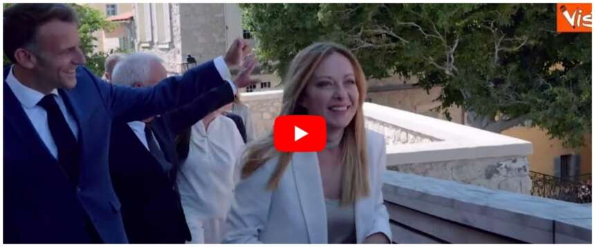 Meloni ad Antibes accolta dai sorrisi di Macron e dagli applausi dei turisti: “Giorgia, Giorgia” (video)