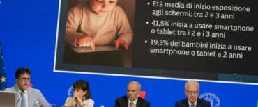 Smartphone già a 2 anni, il governo corre ai ripari: parte la campagna per proteggere i bimbi dalla dipendenza digitale (video)
