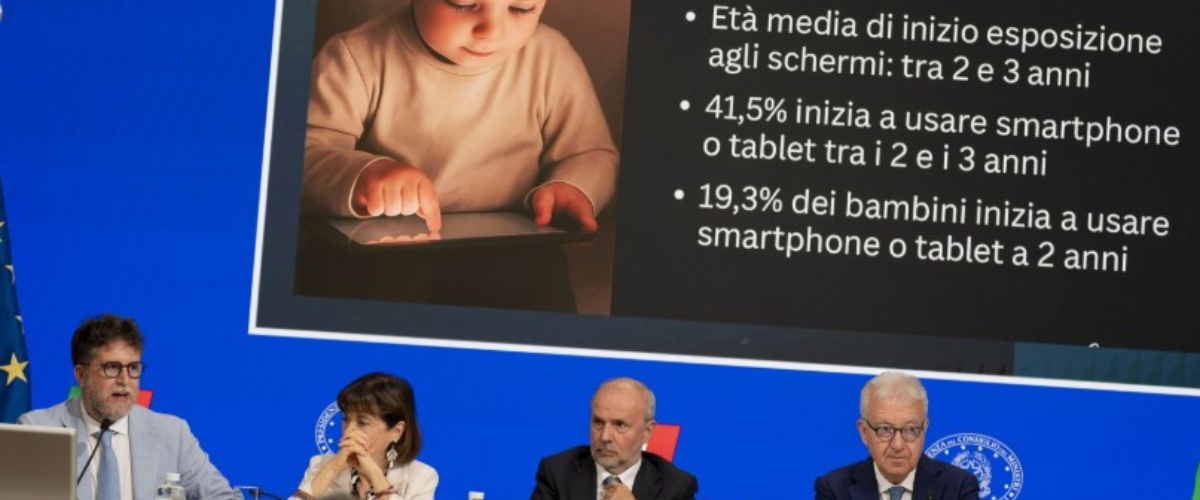 smartphone gi224 a 2 anni il governo corre ai ripari parte la campagna per proteggere i bimbi dalla dipendenza digitale video da Secoloditalia.it smartphone gi224 a 2 anni il governo corre ai ripari parte la campagna per proteggere i bimbi dalla dipendenza digitale video