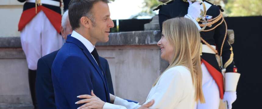 Meloni in Costa Azzurra sigla il patto con Macron: task force anti-clandestini, asse su difesa, bilancio Ue e Libano