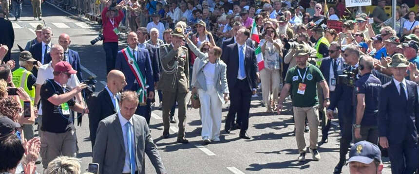 Meloni, bagno di folla tra gli Alpini nel segno del “sano orgoglio italiano” . “Grazie per quello che fate”