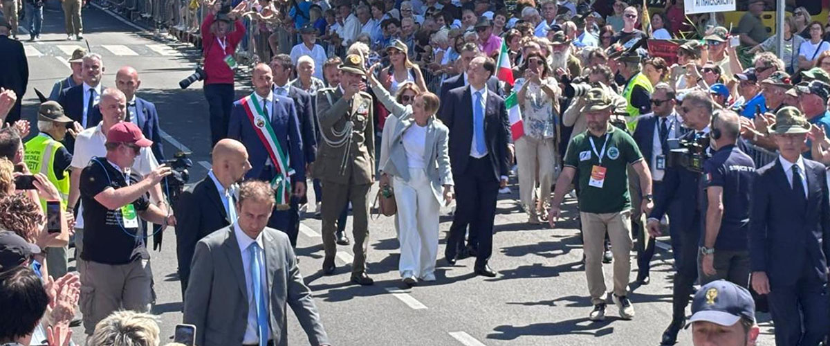 Meloni, bagno di folla tra gli Alpini nel segno dell’orgoglio italiano. “Grazie per tutto quello che fate”