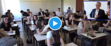Pupo tra i banchi alle prese con la prova del tema di Maturità