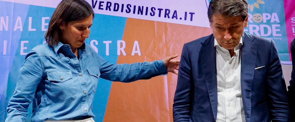 Campo largo a pezzi, Schlein cerca la benedizione di Prodi, Conte rispolvera D’Alema: la gara disperata a chi conta di più