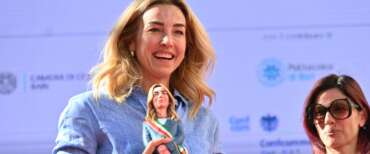 Silvia Salis vuole le domande dei giornalisti prima. FdI all’attacco: “Ha bisogno della sceneggiatura”