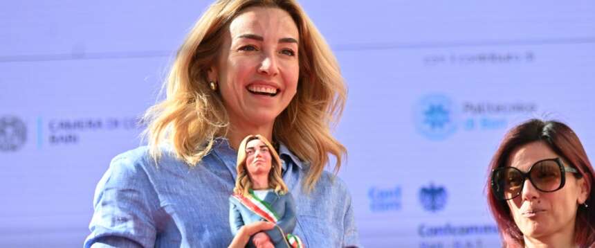 Silvia Salis vuole le domande dei giornalisti prima. FdI all’attacco: “Ha bisogno della sceneggiatura”