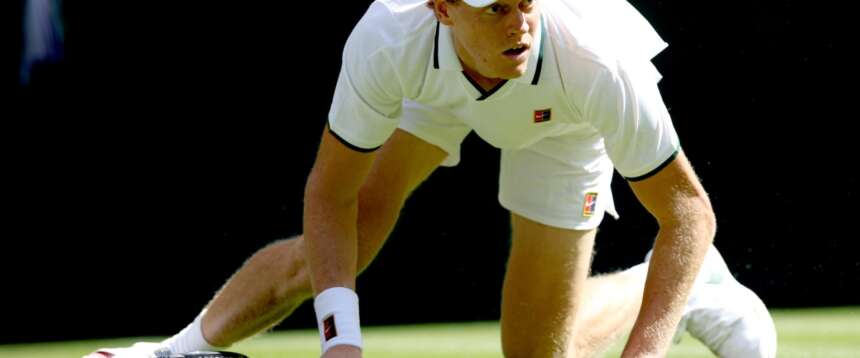 Wimbledon, inizio da sangue e arena per Sinner: cade, si fa male e vince solo al quinto set con il serbo Kecmanovic