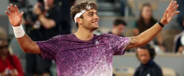 Storica impresa a Parigi di Flavio Cobolli: si impone sul canadese Auger-Aliassime e vola in semifinale