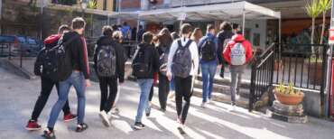 Modena, «Dammi le sigarette o sparo»: studente punta una pistola alla tempia del professore