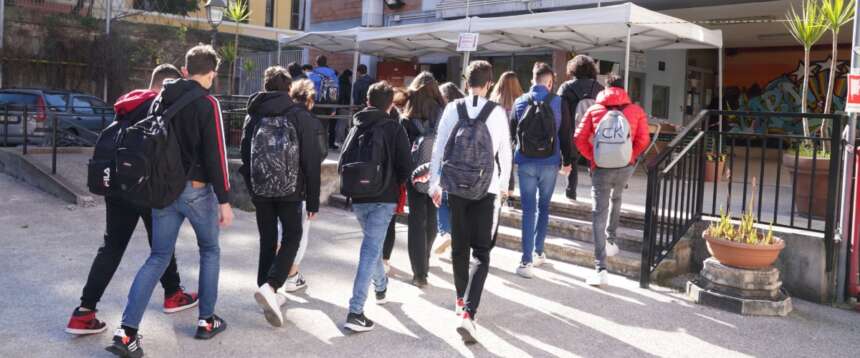 Modena, «Dammi le sigarette o sparo»: studente punta una pistola alla tempia del professore