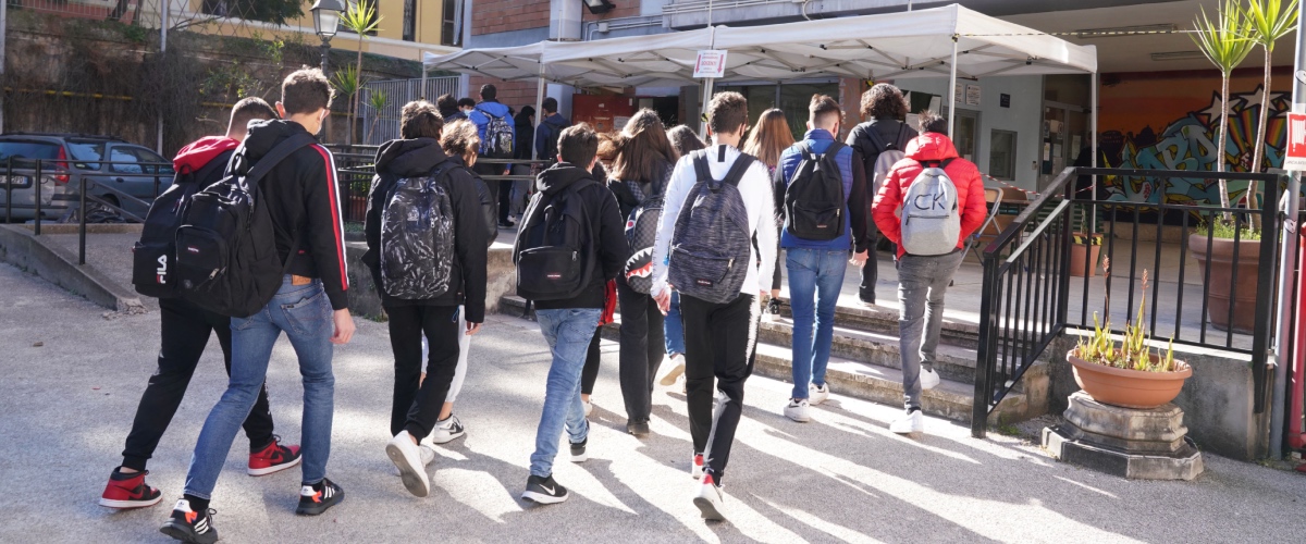 modena dammi le sigarette o sparo studente punta una pistola alla tempia del professore da Secoloditalia.it modena dammi le sigarette o sparo studente punta una pistola alla tempia del professore