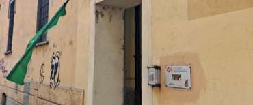 La bandiera strappata all’ingresso della sede Anpi di Verona