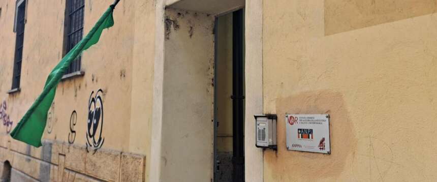 La bandiera strappata all’ingresso della sede Anpi di Verona