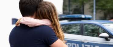 Rubano lo zaino con il farmaco salvavita di sua figlia: la Polizia fa il “miracolo” ed evita la tragedia