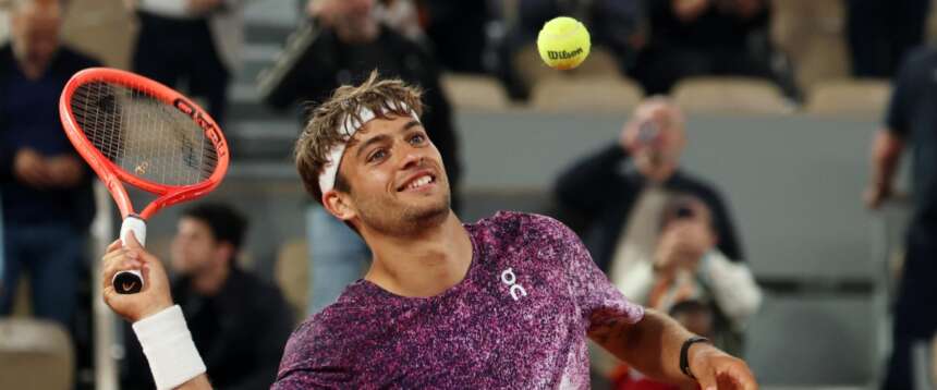 Roland Garros, Cobolli si allena con un tifoso aspettando la finalissima contro Zverev. L’Italia torna a sognare Parigi dopo 50 anni
