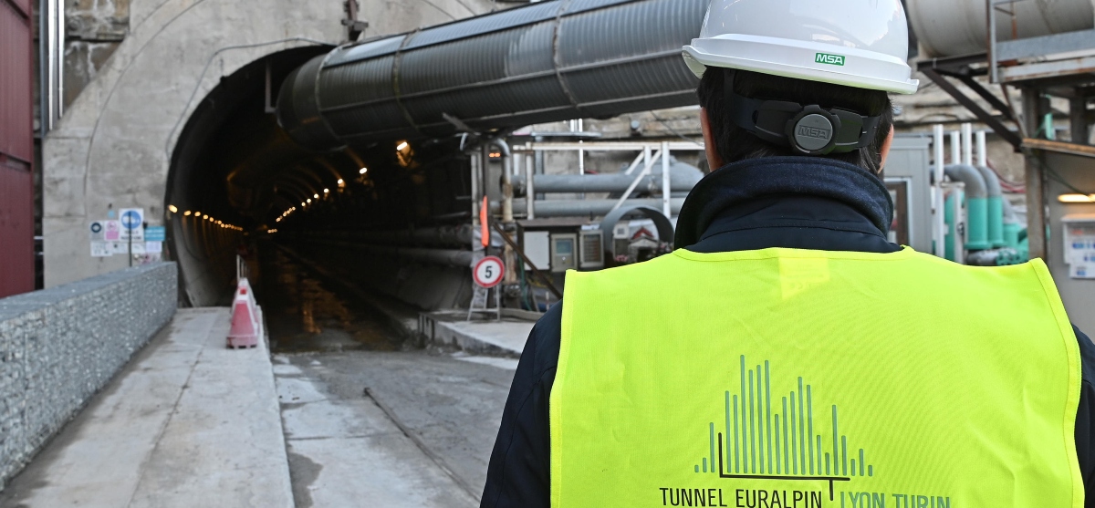 Via libera del governo: 100 milioni per l’IA nelle scuole, ok anche a nuove opere infrastrutturali