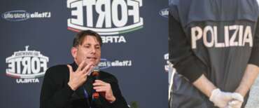 Don Coluccia nel palazzo degli orrori a Tor Cervara: “Questa è una piazza di spaccio, serve una svolta culturale”
