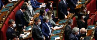 Commissione Covid, FdI incalza conte sulle consulenze da oltre 450mila euro: “Metta giù la maschera”