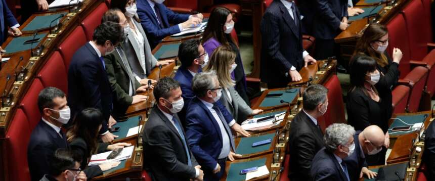Commissione Covid, FdI incalza conte sulle consulenze da oltre 450mila euro: “Metta giù la maschera”
