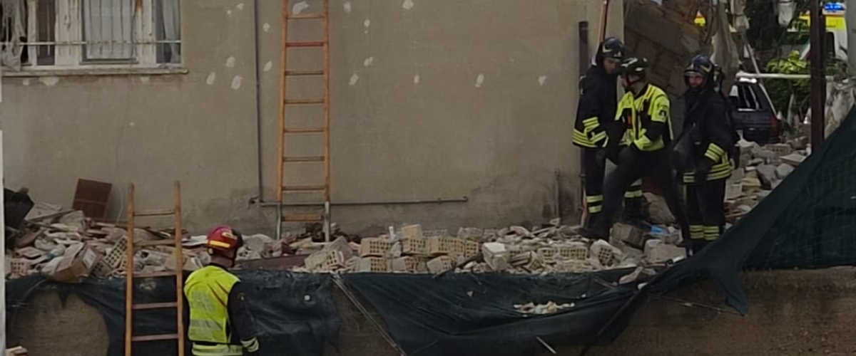 Esplode una palazzina a Porto Sant’Elpidio: un morto, salvato un ragazzo. Si cerca una donna sotto le macerie