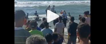 L’arrivo del relitto della Flotilla sulla spiaggia di Gaza