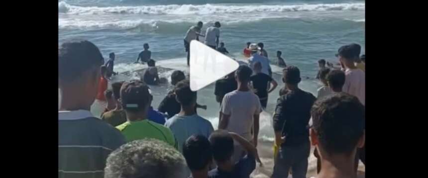 L’arrivo del relitto della Flotilla sulla spiaggia di Gaza