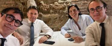 Schlein, Conte, Fratoianni e Bonelli siglano il “patto della taverna”. La comicità involontaria di Avs: «Questa foto…»