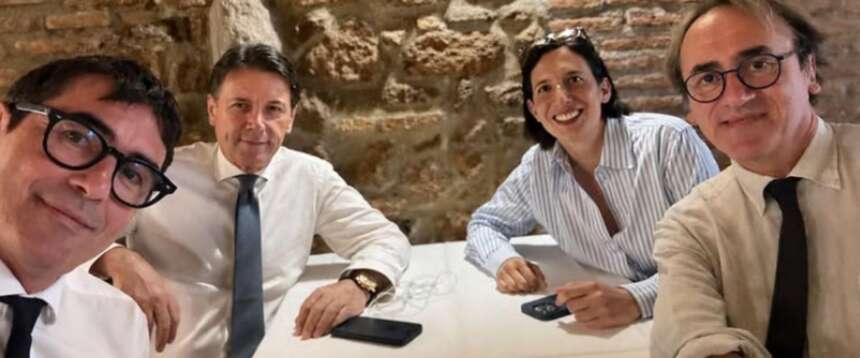 Schlein, Conte, Fratoianni e Bonelli siglano il “patto della taverna”. La comicità involontaria di Avs: «Questa foto…»
