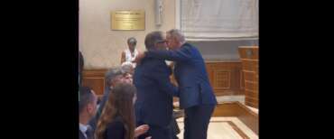 L’abbraccio tra Ignazio La Russa e Andrea Costanzo, padre di Chiara, una delle vittime di Crans-Montana