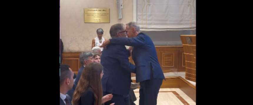 L’abbraccio tra Ignazio La Russa e Andrea Costanzo, padre di Chiara, una delle vittime di Crans-Montana