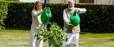 Meloni e Modi piantano un gelso nero, simbolo di amicizia, durante l’ultima visita del premier indiano in Italia