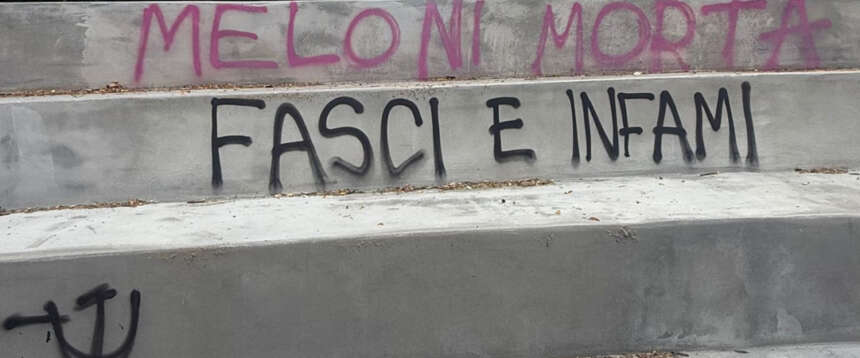 “Meloni morta”: a Modena nuove scritte choc contro la premier. FdI: «Clima di odio preoccupante, ora aspettiamo la condanna di tutti»